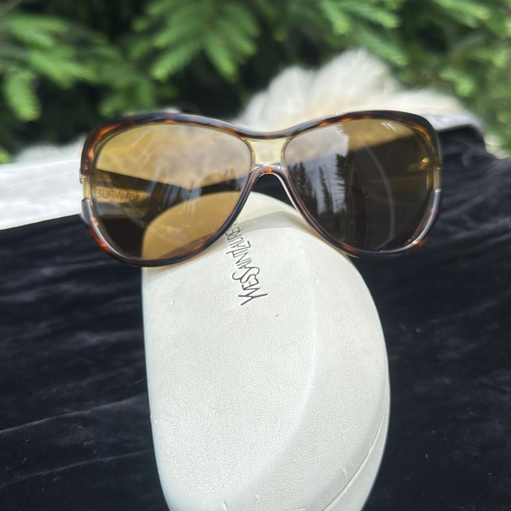 VTG Yves Saint Laurent Tortoise Shell and Gold woman’s Sunglasses with Case - Picture 3 of 8